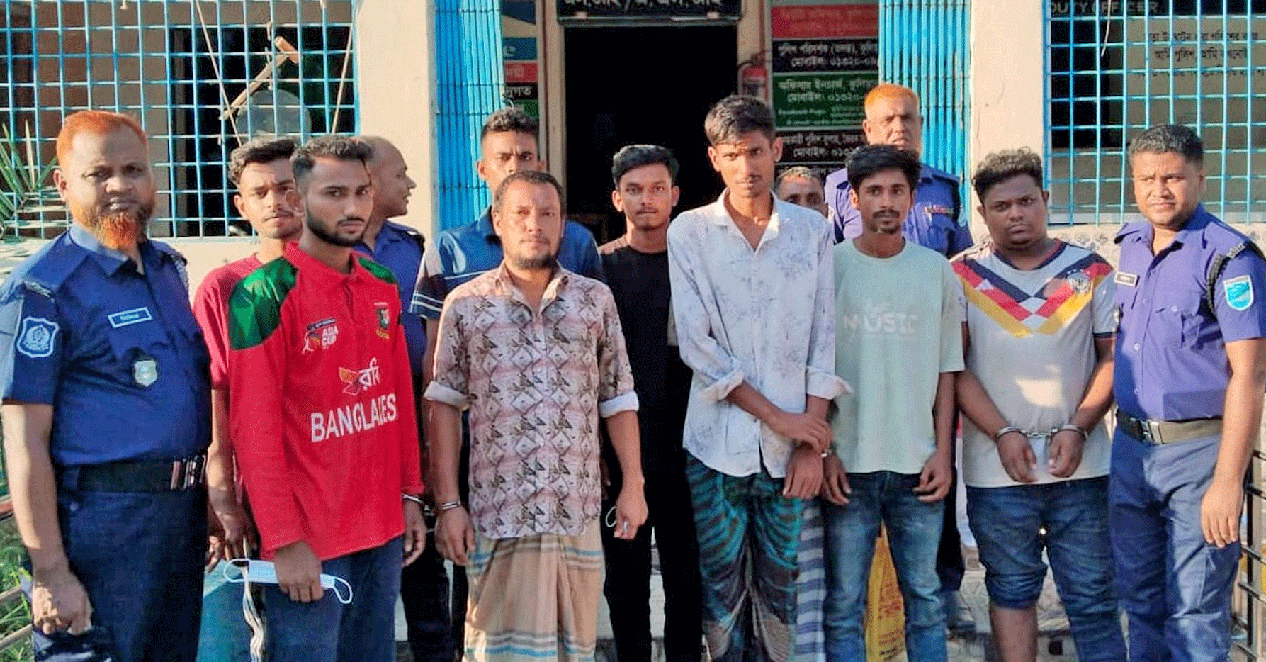 কুলিয়ারচরে মাদক ও অনলাইন জুয়ার বিরুদ্ধে পুলিশের বিশেষ অভিযান, গ্রেপ্তার ৯