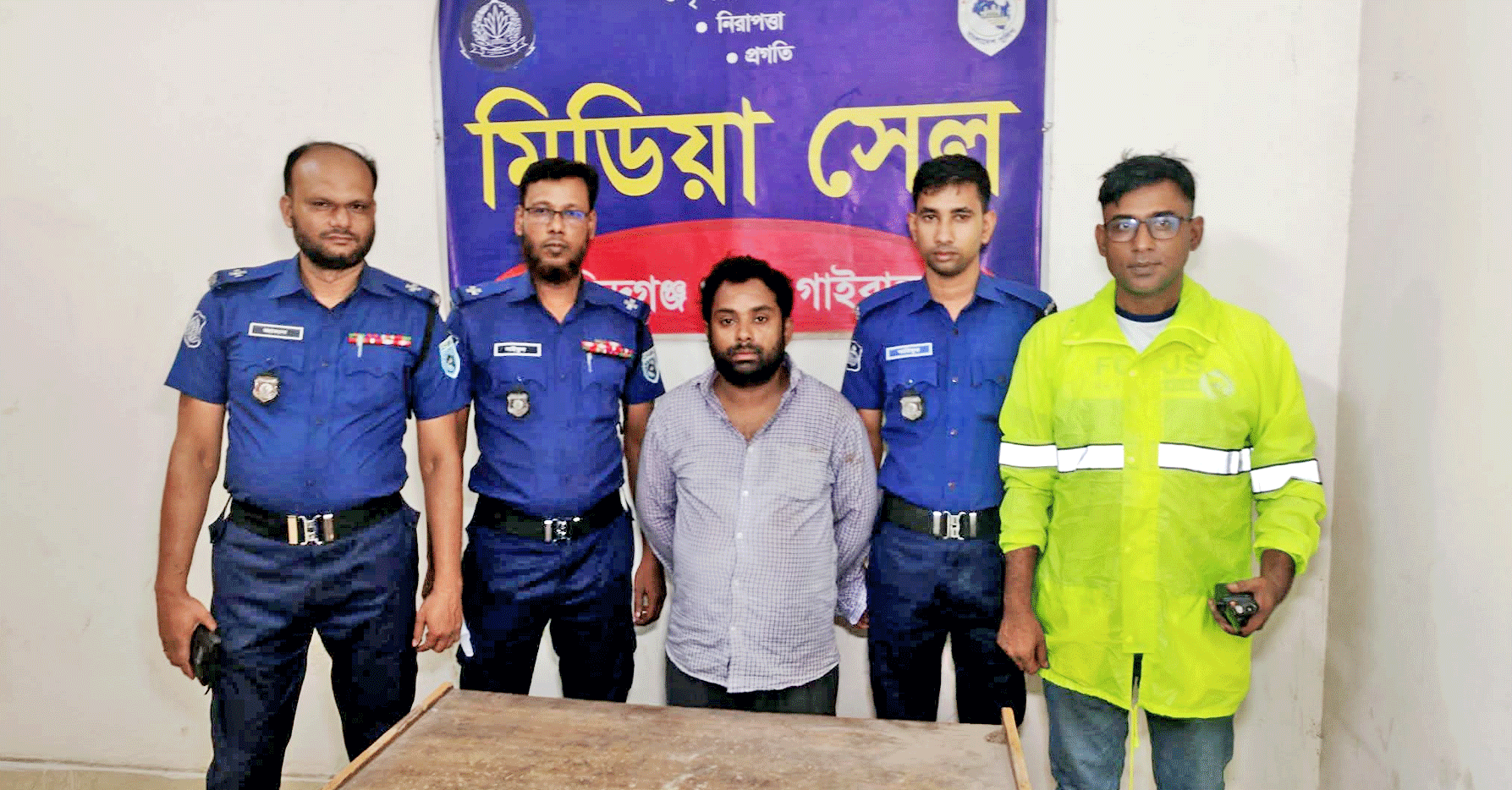 গোবিন্দগঞ্জে বিকাশ এজেন্টকে অস্ত্র ঠেকিয়ে সাড়ে ৫ লাখ টাকা ছিনতাই