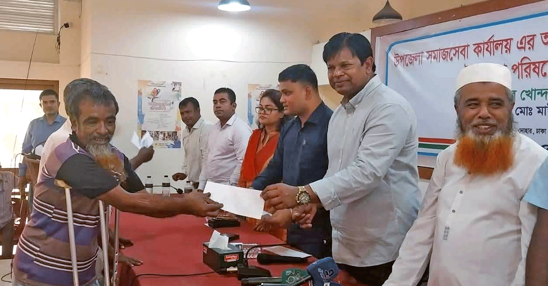 দোহারে অসচ্ছল ও দুস্থদের মাঝে নগদ অর্থ ও সেলাই মেশিন বিতরণ
