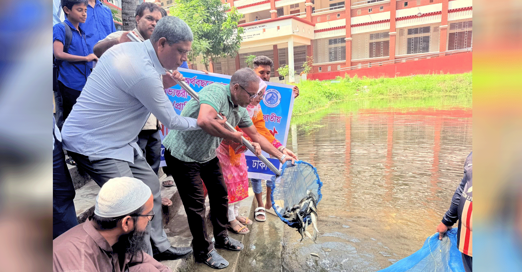 দোহারে প্রাতিষ্ঠানিক জলাশয়ে কার্পজাতীয় পোনা মাছ অবমুক্ত