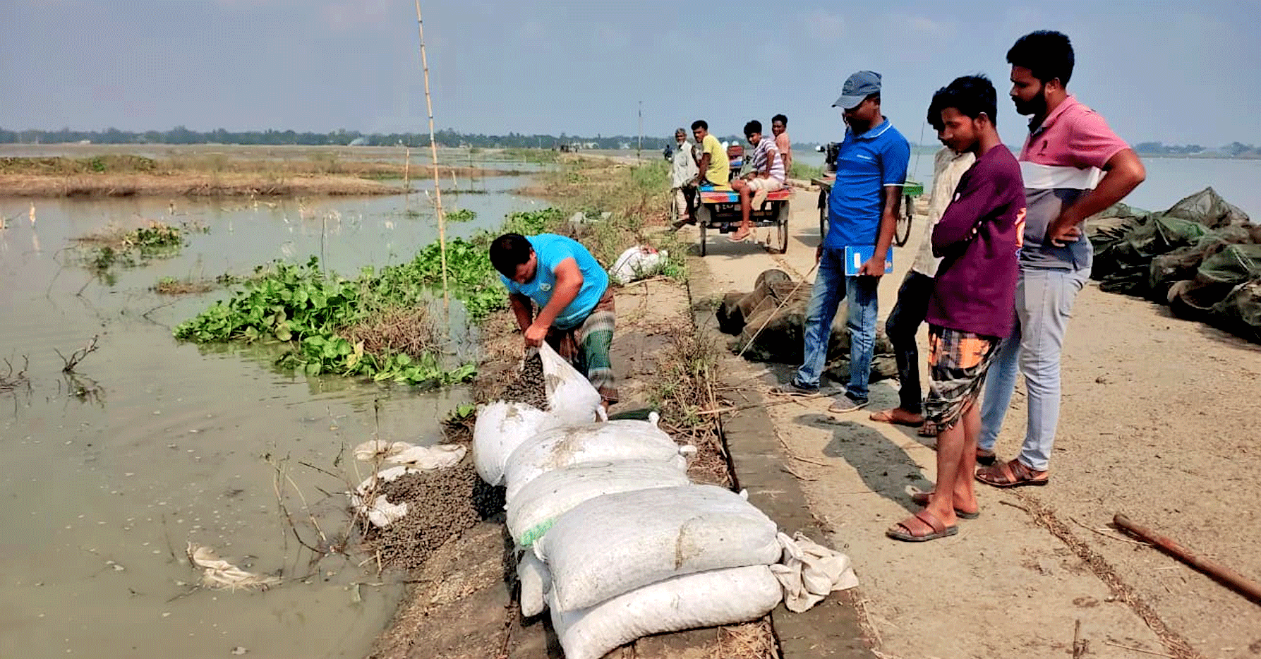 নলডাঙ্গার হালতী বিলে ২.২০ লাখ টাকার চায়না রিং জাল ধ্বংস, শামুক অবমুক্ত ২৬ বস্তা