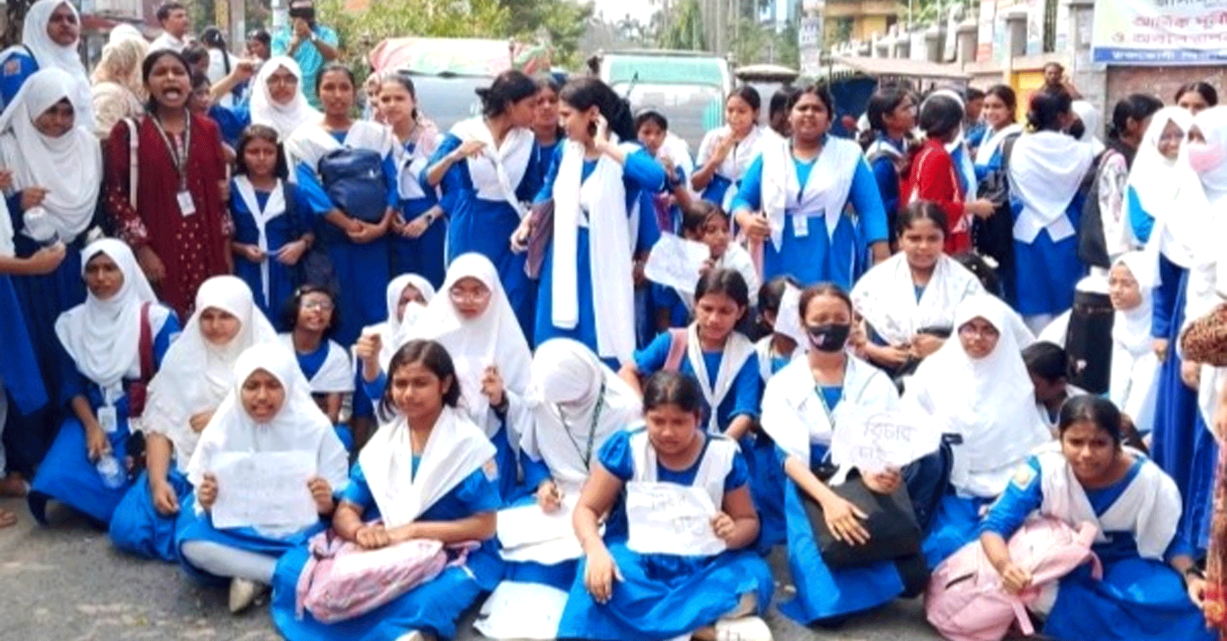 নাটোর সরকারি বালিকা উচ্চ বিদ্যালয়ের প্রধান শিক্ষকের অপসারণ দাবিতে শিক্ষার্থীদের বিক্ষোভ