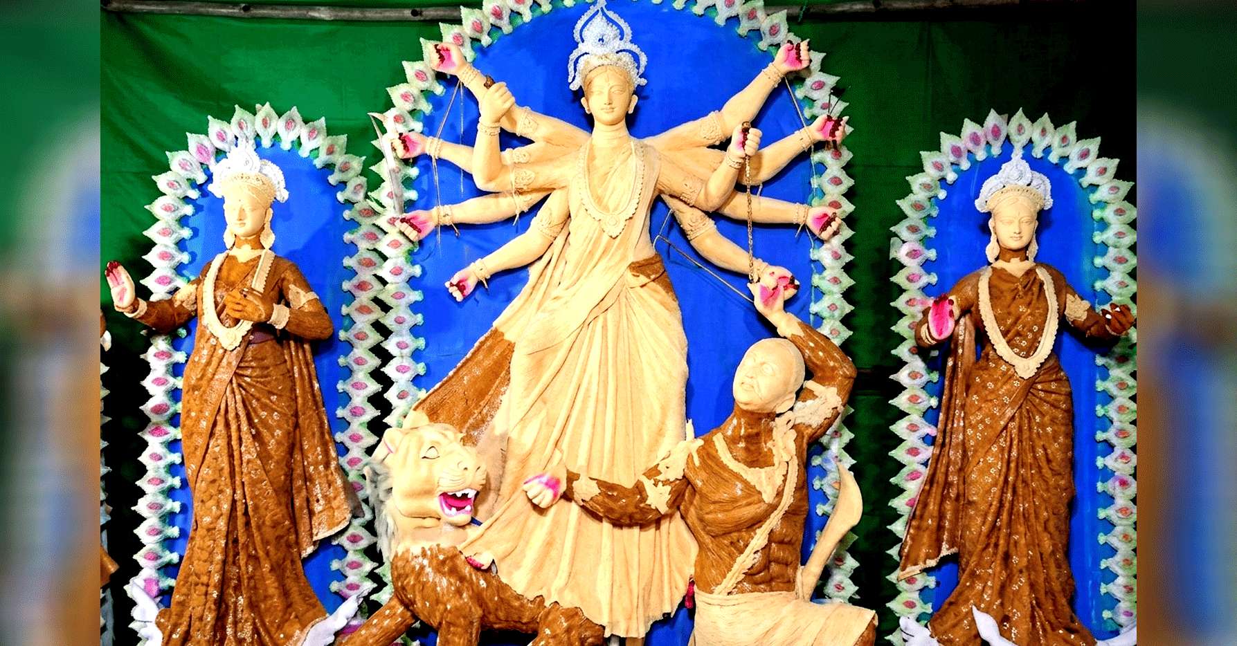 নাটোরে ভুট্টা ও সাবুদানা দিয়ে তৈরি দুর্গাপ্রতিমা, দর্শনার্থীদের মূল আকর্ষণ