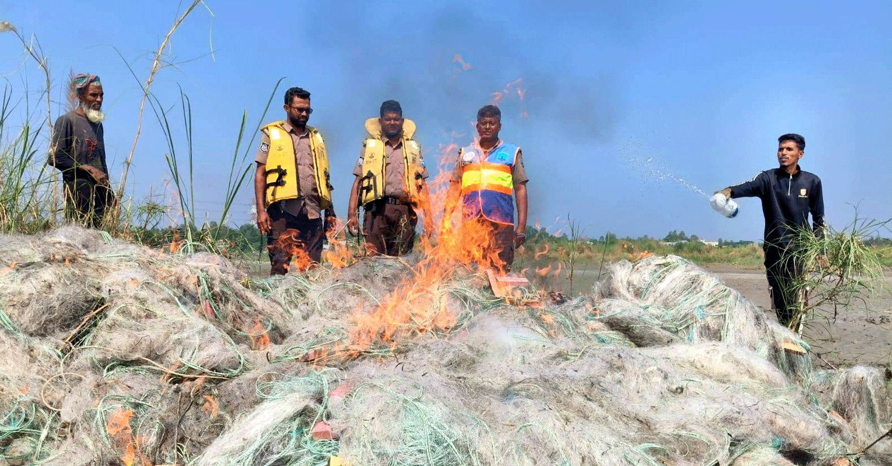 পদ্মা নদীতে ৫১ লাখ টাকার অবৈধ কারেন্ট জাল উদ্ধার, এতিমখানায় ইলিশ বিতরণ