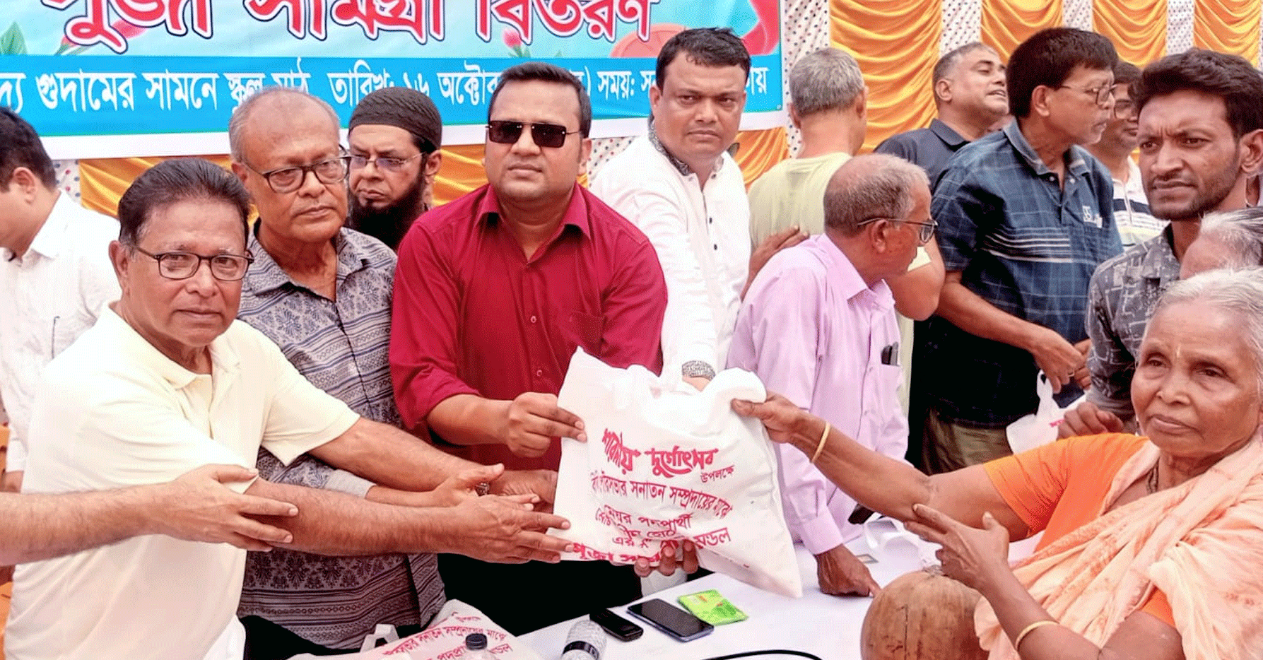 পাঁচবিবিতে দুর্গাপূজার উপহার দিলেন ছাত্রদল নেতা শামীম