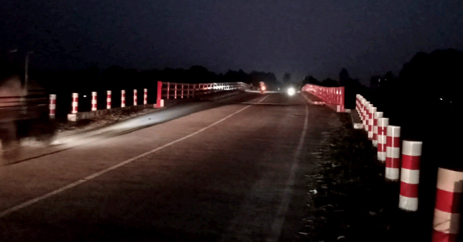 পাঁচবিবিতে ব্রিজে লাইটপোস্ট না থাকায় আতঙ্কে পারাপার