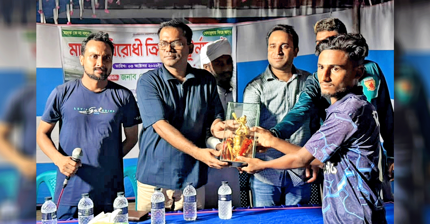 পাঁচবিবিতে মাদকবিরোধী ক্রিকেট টুর্নামেন্টে খেলোয়াড়দের পুরস্কার দিলেন ওসি