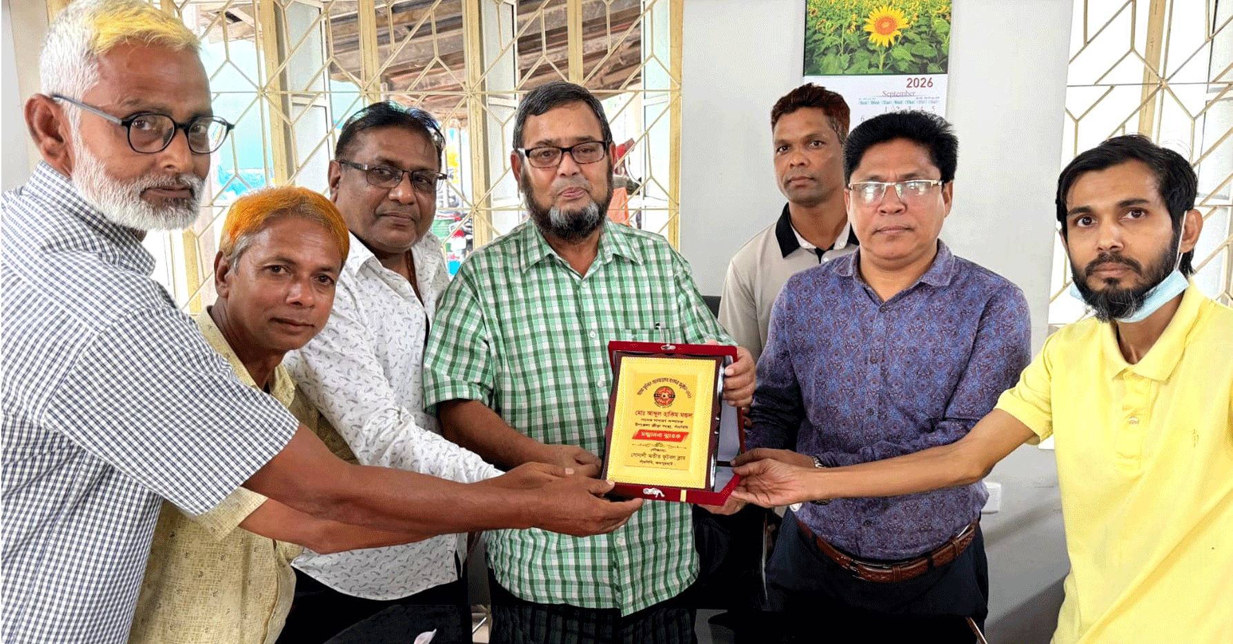 পাঁচবিবিতে সাবেক ফুটবলারদের ফুলেল শুভেচ্ছা ও ক্রেস্ট পেলেন হাকিম মন্ডল