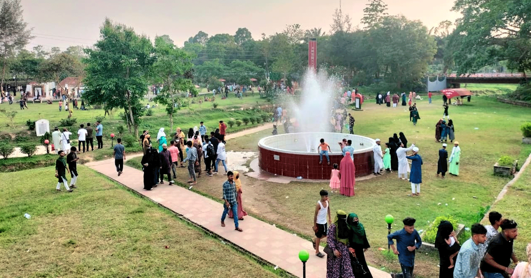 পূজার ছুটিতে পর্যটকের ঢল শ্রীমঙ্গলে, চার দিনে লাউয়াছড়ার আয় ৫.৫২ লাখ টাকা
