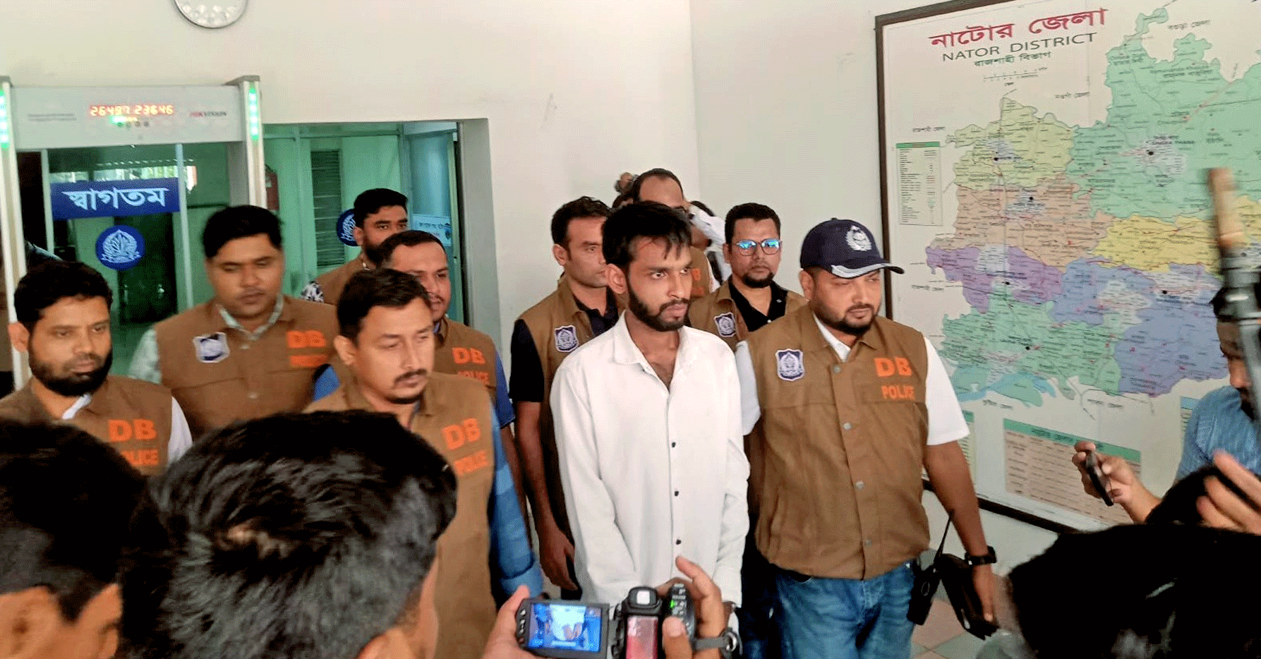 প্রধানমন্ত্রীর অতিরিক্ত প্রেসসচিবের অফিস স্টাফ পরিচয়ে প্রতারণা, নাটোরে গ্রেপ্তার ১