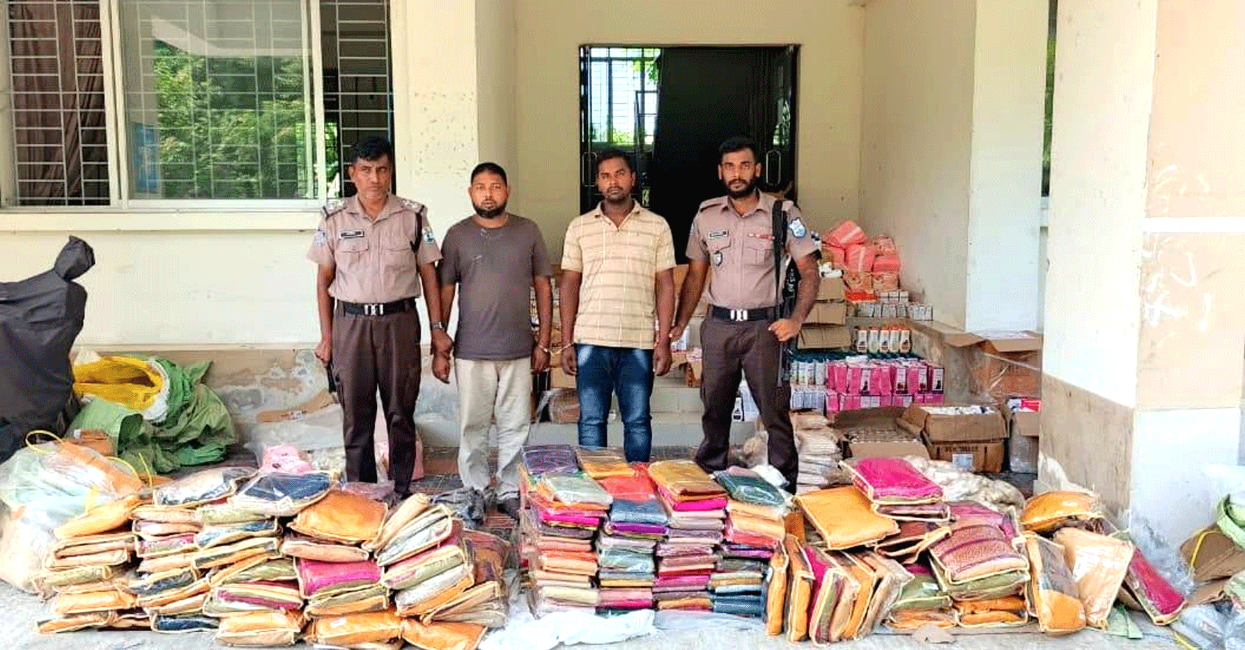 বিশনন্দী ফেরিঘাটে ভারতীয় শাড়ি, লেহেঙ্গা ও নিষিদ্ধ ওষুধসহ গ্রেপ্তার ২