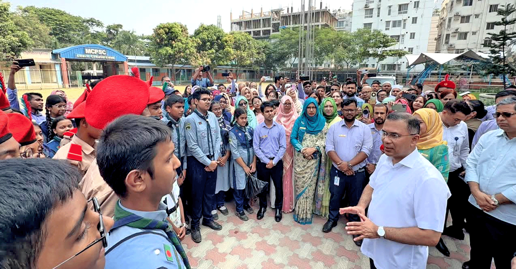 মিরপুর ক্যান্টনমেন্ট পাবলিক স্কুল ও কলেজ আকস্মিক পরিদর্শন করলেন প্রধানমন্ত্রী তারেক রহমান