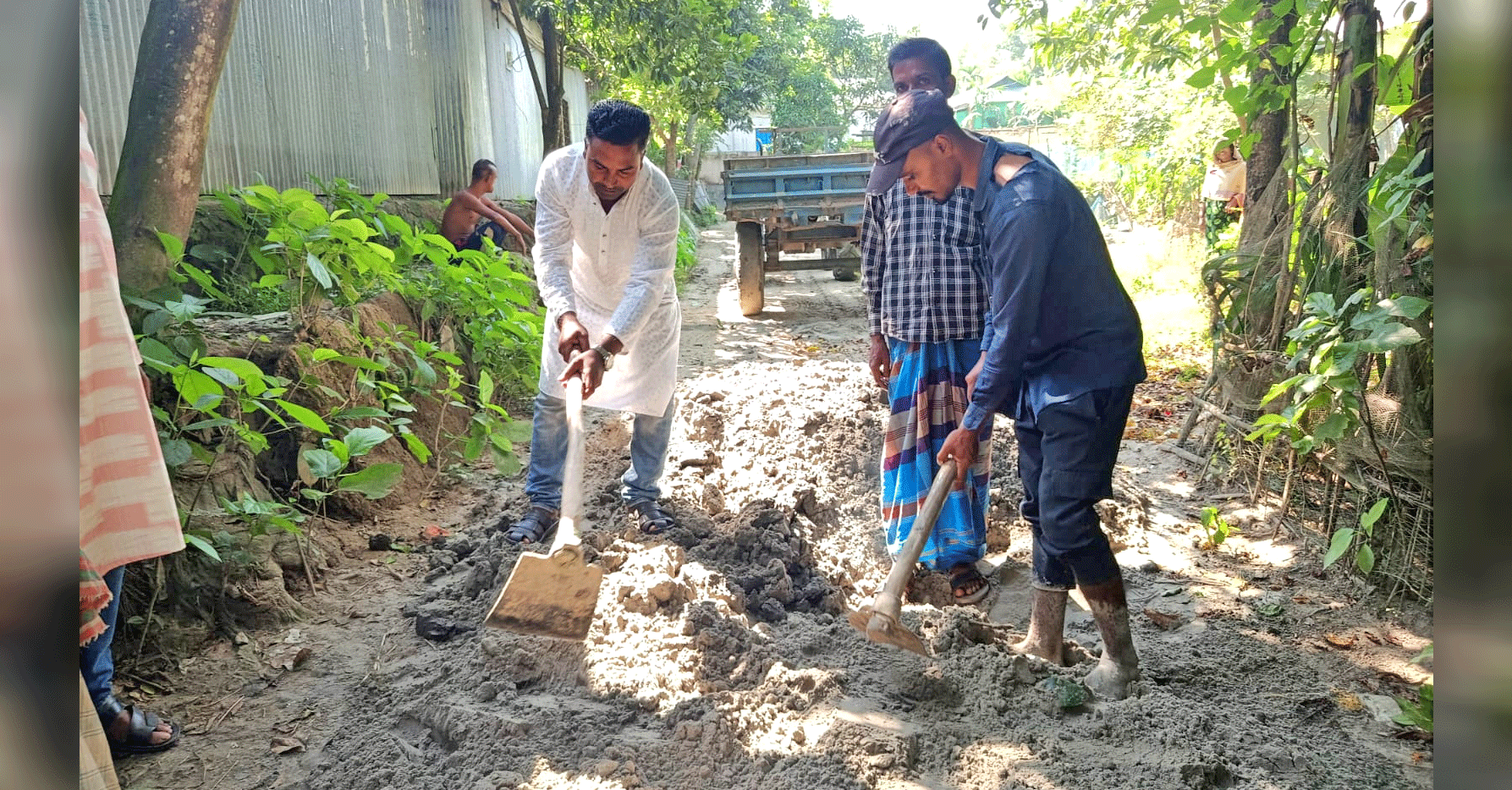 রৌমারীতে নিজ অর্থায়নে রাস্তা সংস্কার করলেন বিএনপি নেতা নুর আলম খান হিরো