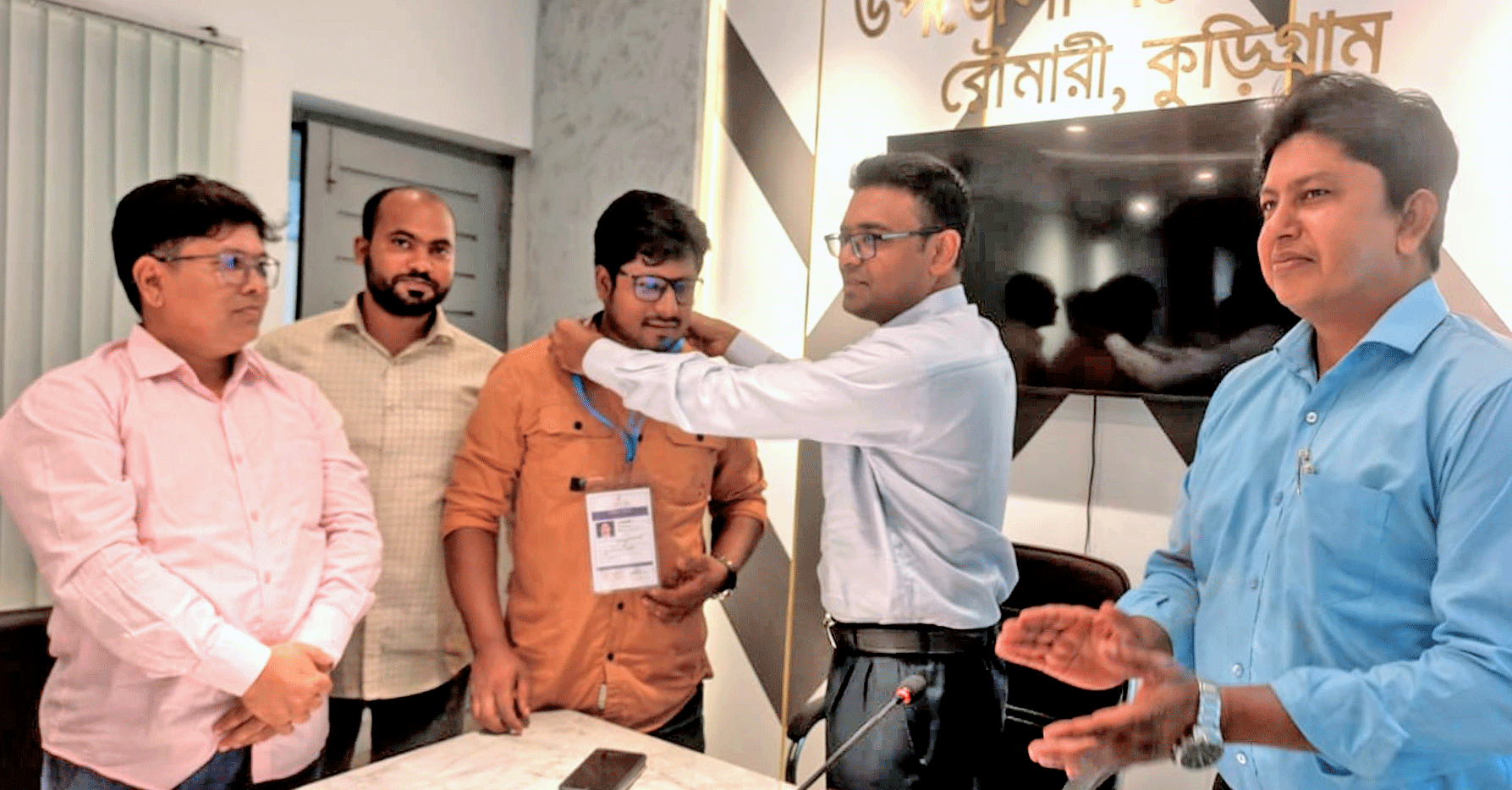 রৌমারীতে ফ্যামিলি কার্ডের তথ্য সংগ্রহকারীদের মধ্যে ১৫টি ট্যাব বিতরণ
