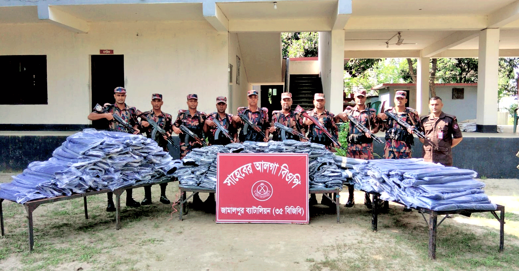 রৌমারীতে বিজিবির অভিযানে ৯০ লাখ টাকার ভারতীয় থান কাপড় ও ইঞ্জিনচালিত নৌকা জব্দ