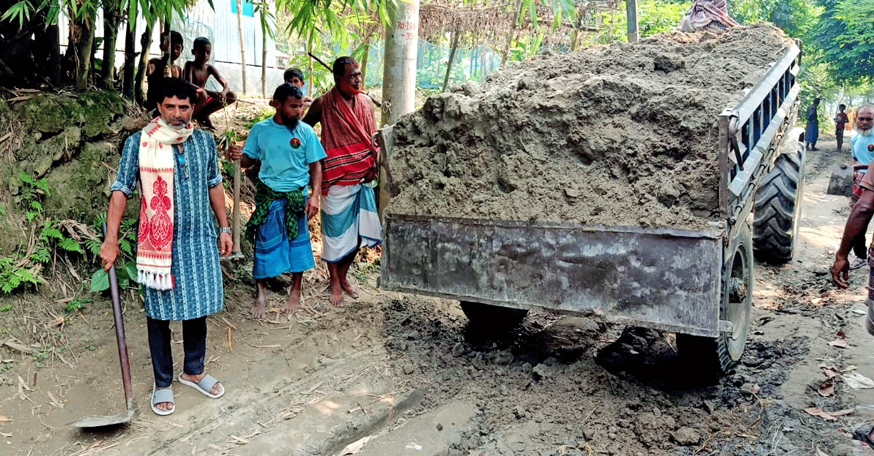 রৌমারীতে বেহুলার চরের কাঁচা রাস্তা মেরামত করলেন চেয়ারম্যান পদপ্রার্থী ওমর ফারুক