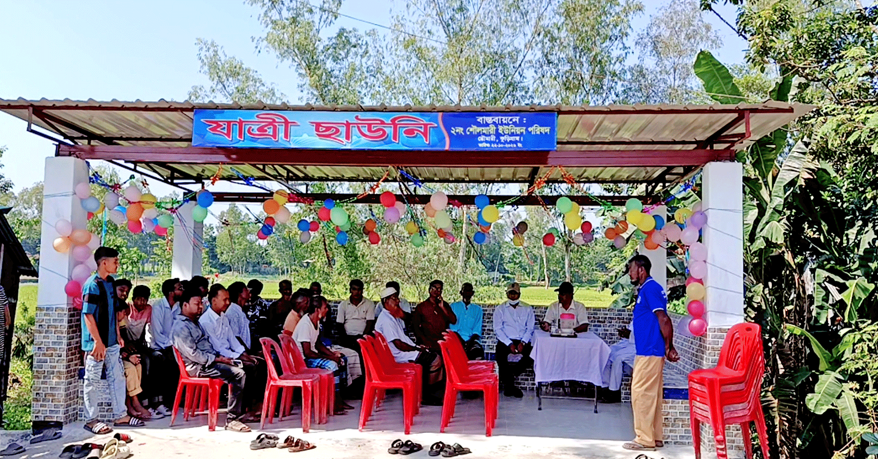রৌমারীতে শিক্ষার্থীদের দুর্ভোগ লাঘবে যাত্রী ছাউনি নির্মাণ, উদ্বোধন করলেন ইউএনও