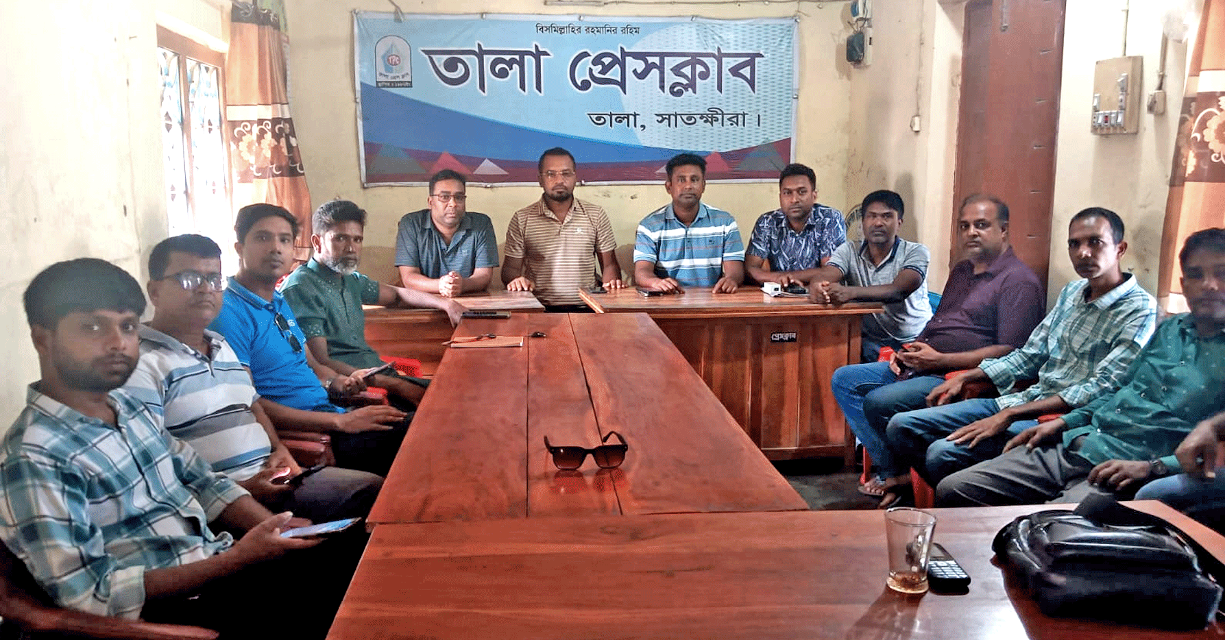 তালা উপজেলা স্বাস্থ্য কমপ্লেক্সের কর্মকর্তার সাংবাদিকদের নিয়ে কটূক্তির প্রতিবাদে তালা প্রেসক্লাবে সভা